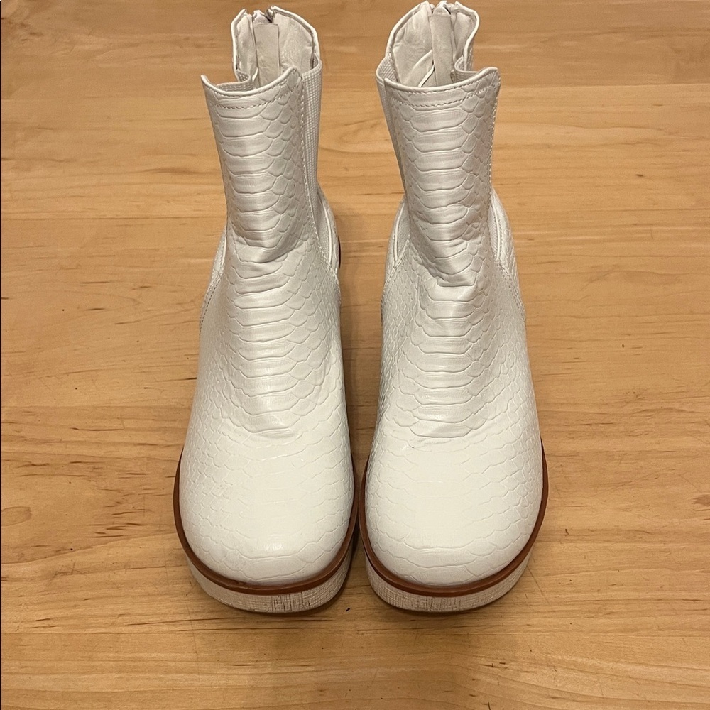 Pierre Dumas White Textured Ankle Boots